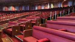 De larges banquettes rouges ont été installées dans la section VIP.