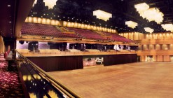 Les 950 sièges du parterre rétractées libèrent jusqu’à 1 207 m2 de plancher plat dans la salle de spectacle du National Harbor designé par Scéno Plus.