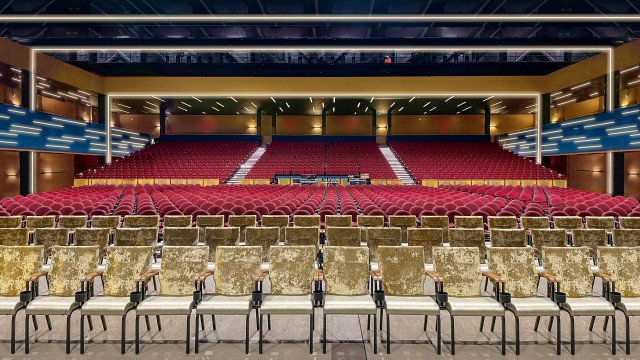 La salle de spectacle du Hard Rock Live Sacramento conçue par Scéno Plus, avec ses sièges VIP couleur or et ses arches lumineuses.