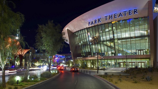 Vue extérieure de nuit du Park Theater Dolby Live conçu par Scéno Plus